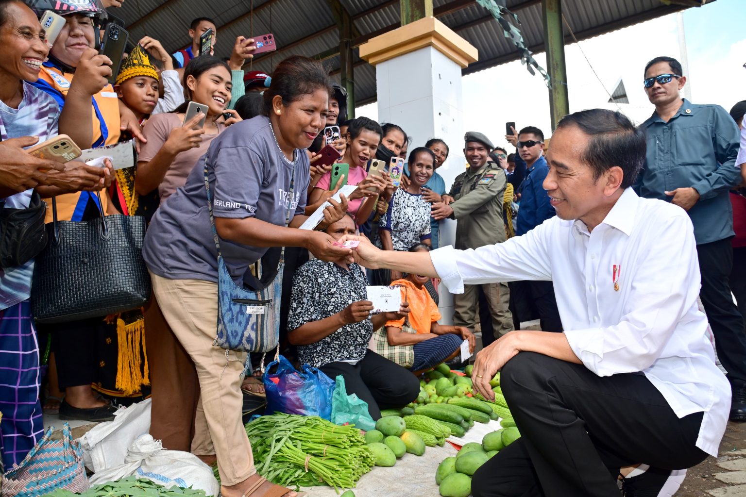 Presiden Jokowi Cek Harga di Pasar Danga Nagekeo NTT